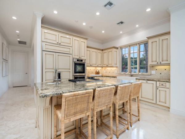 Luxury Vacation Residence in Palm Beach - Steps to Beach with Fire Place & Pool